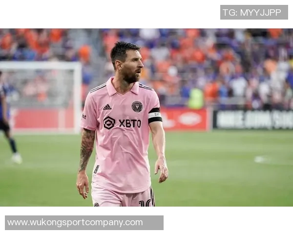 梅西训练引发球迷热潮自带便当混入场地成热议话题 梅西训练引发球迷热潮自带便当混入场地成热议话题