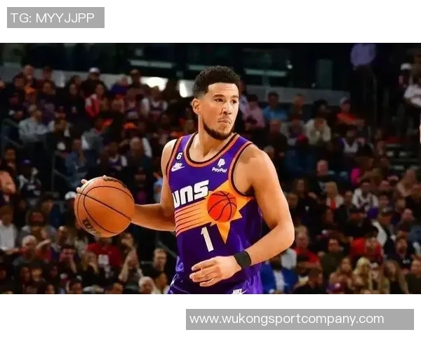 带伤作战的布克在球队中的无私奉献让人难以用言语形容其巨大贡献