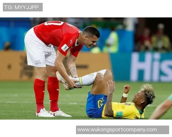 克鲁塞罗门将卡西奥遭队友膝盖撞击意外休克紧急被换下