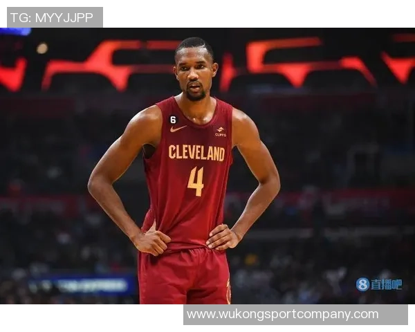 小莫布里攻防两端表现出色12投9中贡献18分10板2断2帽正负值高达26